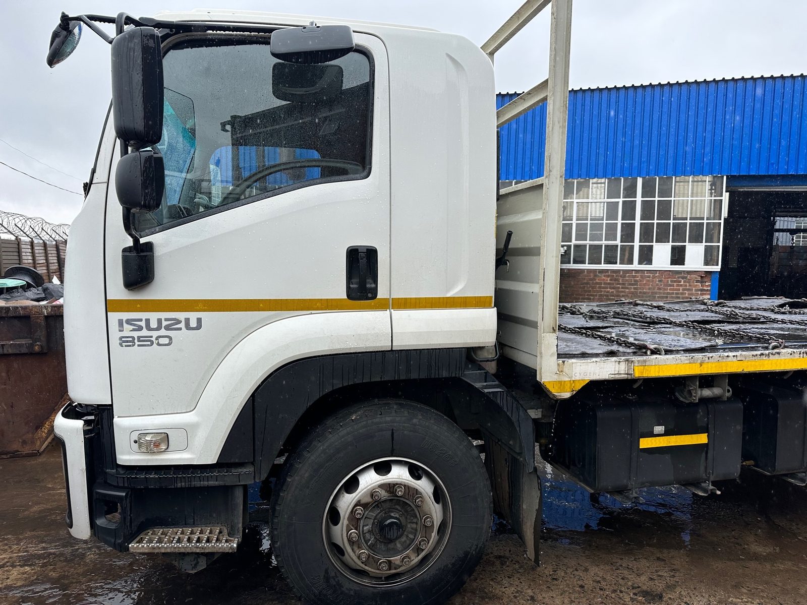Isuzu FTR 850 flat bed truck