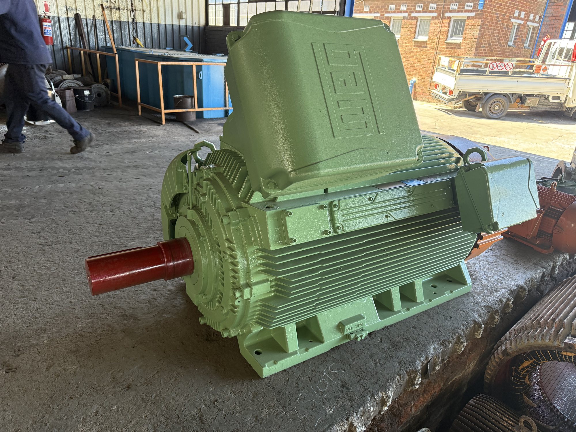 Completed WEG motor, drive end with shaft protection